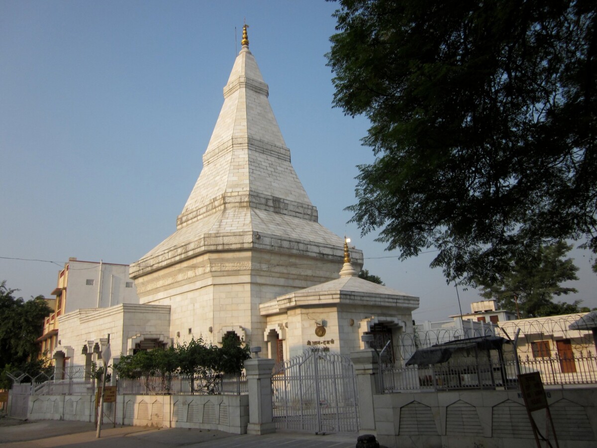 anandamayi ma mahasamadhi tomb